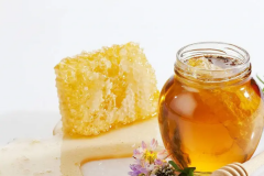 甜蜜蜜的蜂蜜：常吃的利与弊，它真的是“甜蜜毒药”吗？