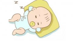 新生儿建议侧着睡，保护宝宝的口鼻通畅