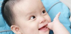 宝宝喜欢吃手手，到底要不要管？