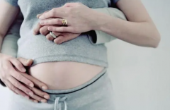 鲜胚移植成功率揭秘：女性年龄竟是关键因素！